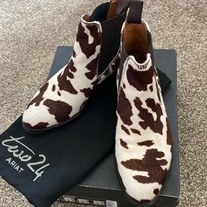 EUC RARE Two 24 Ariat boots